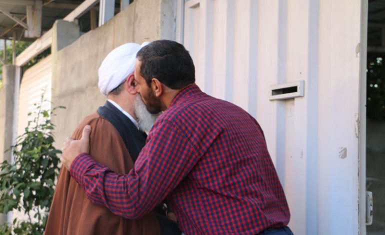 ابوالشهیدین آیت الله معلمی با حضور در منازل مدافعین حرم شهرستان قائم شهر ، با ایشان دیدار کردند + تصاویر