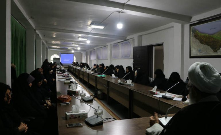 کلاس آموزشی مبلّغات سنّتی و ترویج سبک زندگی اسلامی – ایرانی در سالن جلسات ستاد برگزاری نمازجمعه شهرستان برگزار شد + تصاویر