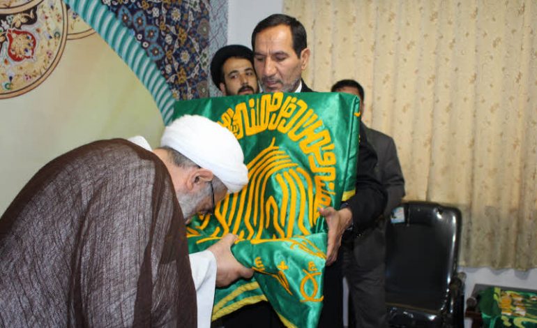 کاروان در سایه ی خورشید (خُدّام حرم علی بن موسی الرضا«ع») با همراه داشتن پرچم متبرک بارگاه امام هشتم در دفتر امام جمعه قائم شهر حضور یافتند + تصاویر