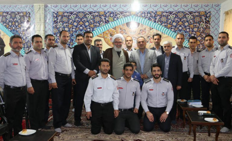 شهردار ، سرپرست سازمان آتش نشانی و خدمات ایمنی ، و جمعی از آتش نشانان محترم قائم شهر با حضور در دفتر امام جمعه شهرستان با ابوالشهیدین آیت الله معلمی دیدار کردند + تصاویر