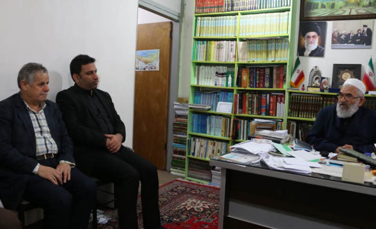 سرپرست اداره آموزش و پرورش شهرستان قائم شهر با حضور در دفتر امام جمعه شهرستان با آیت الله معلمی دیدار و گفت و گو کردند + تصاویر