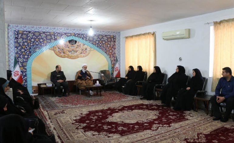 ریاست و کارکنان اداره کتابخانه های شهرستان قائم شهر با حضور در دفتر امام جمعه شهرستان به مناسبت هفته کتاب و کتابخوانی با آیت الله معلمی دیدار و ارائه گزارش و گفت و گو کردند + تصاویر