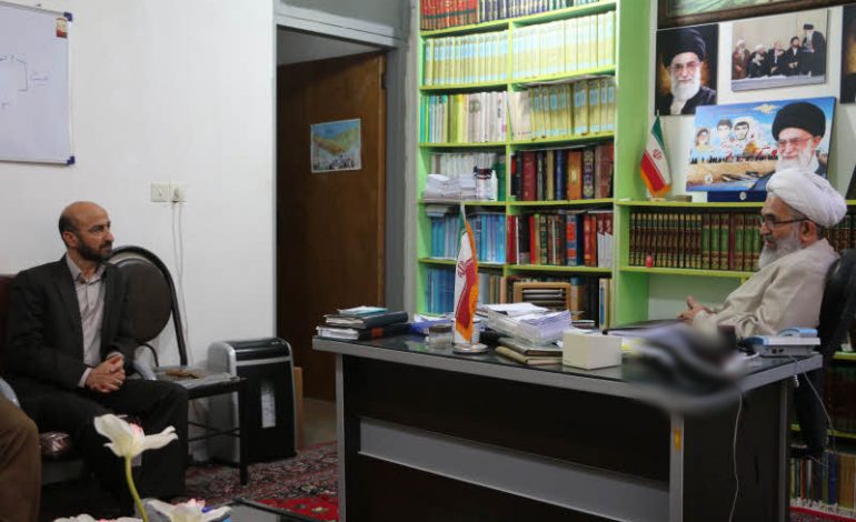 ریاست محترم اداره ثبت اسناد و املاک شهرستان قائم شهر با حضور در دفتر امام جمعه شهرستان با آیت الله معلمی دیدار و با آرمان های انقلاب تجدید پیمان کردند + تصاویر