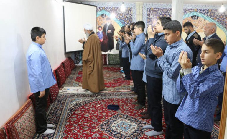 جمعی از دانش آموزان آموزشگاه شاهد پسران شهرستان ساری با حضور در دفتر امام جمعه قائم شهر،با آیت الله معلمی دیدار کردند + تصاویر