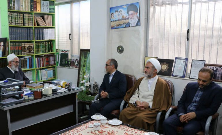 ریاست محترم دانشگاه آزاد اسلامی با حضور در دفتر امام جمعه شهرستان به مناسبت ۱۶ آذر «روز دانشجو» با آیت الله معلمی دیدار کردند + تصاویر