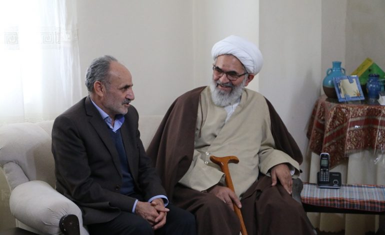 آیت الله معلمی با حضور در منزل جانباز و آزاده سرافراز جناب آقای محمدعلی شیخی«زندانی سیاسی زمان طاغوت» ، در ایام الله دهه مبارکه فجر ، با ایشان دیدار کردند .