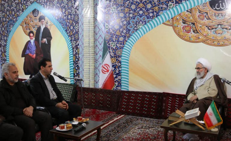 ریاست و پرسنل مدیریت درمان استان مازندران ، با حضور در دفتر امام جمعه قائم شهر و دیدار با آیت الله معلمی ، با آرمان های انقلاب تجدید میثاق کردند + تصاویر
