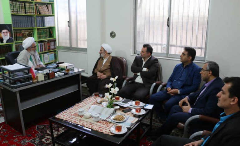 معاون امور استان های ستاد همکاری های حوزه علمیه و آموزش و پرورش کشور ، با حضور در دفتر امام جمعه قائم شهر با آیت الله معلمی دیدار کردند + تصاویر